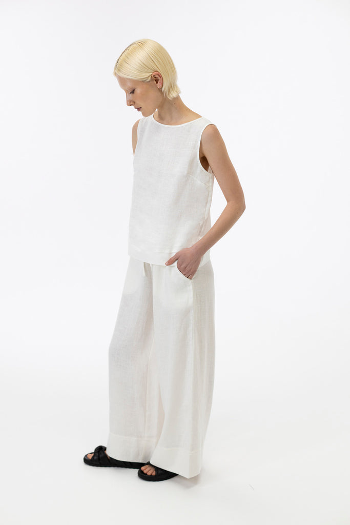 Sleeveless top / Milk