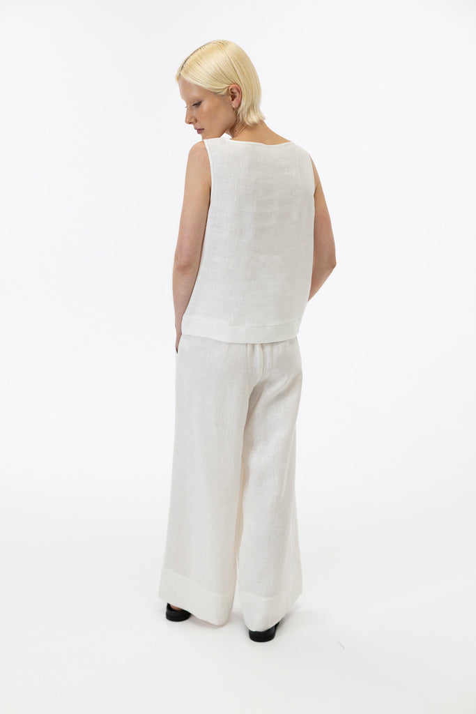 Sleeveless top / Milk