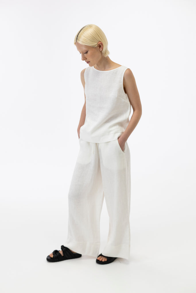 Sleeveless top / Milk