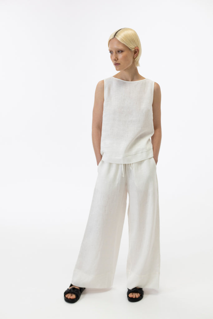 Sleeveless top / Milk